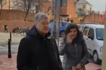Порошенка помітили у столиці Польщі під час прогулянки з дружиною (відео)