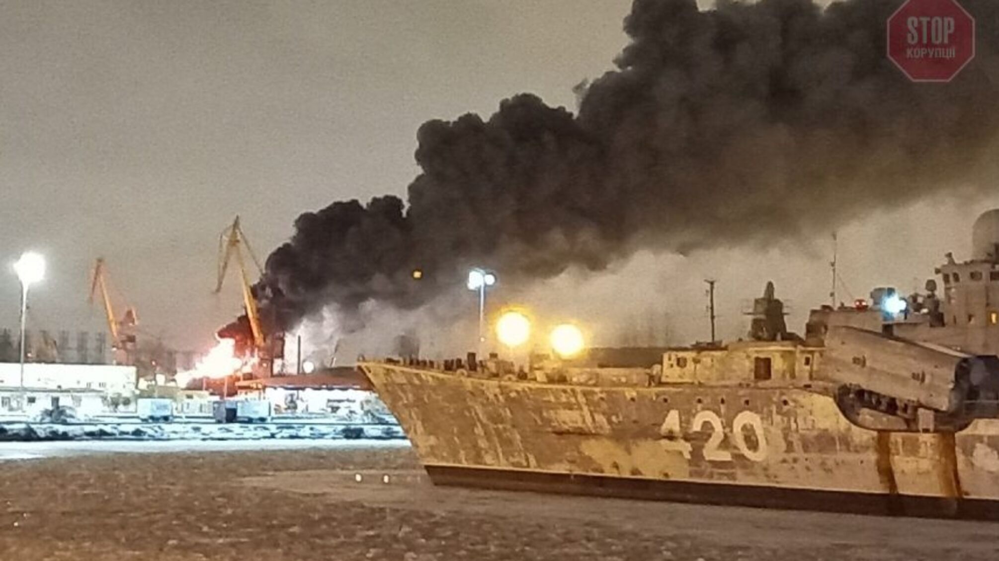 У Росії на суднобудівному заводі загорівся військовий корабель, є постраждалі (відео)