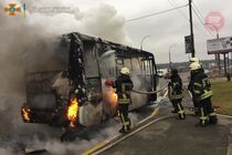 Під Києвом загорілася маршрутка з пасажирами (фото)