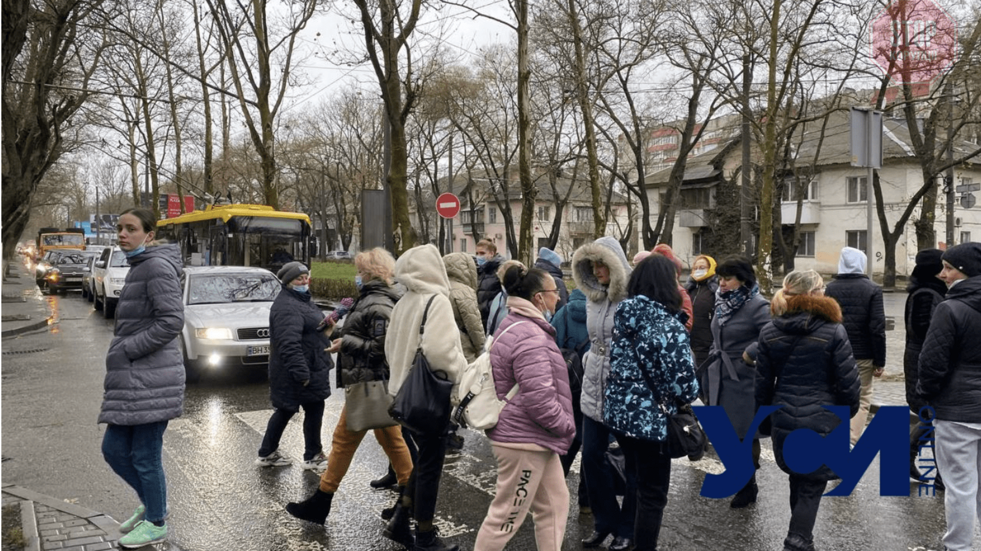 В Одессе улицу перекрыли 40 медработников: требуют выплатить зарплату (видео)