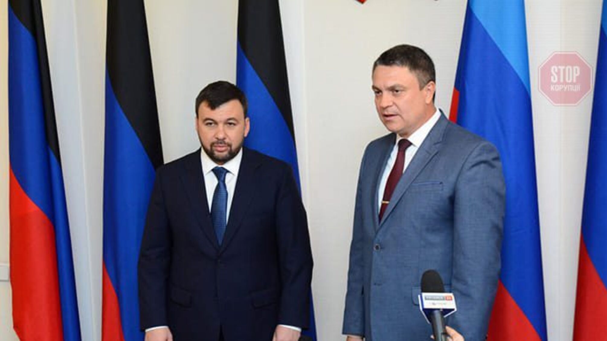 Медведєв видав партквитки “Єдиної Росії” ватажкам бойовиків “ЛДНР”