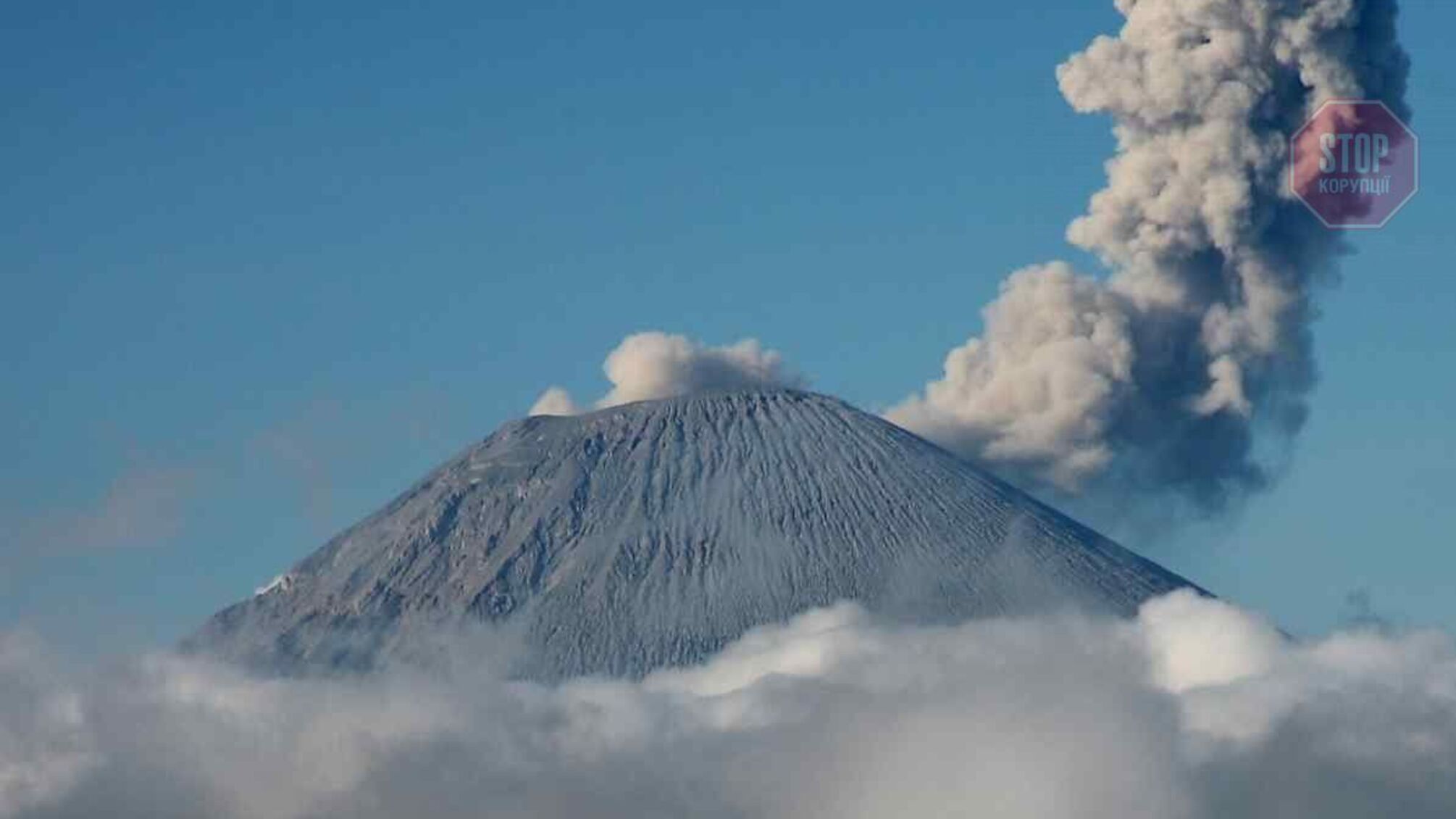 В Индонезии произошло извержение вулкана, есть погибший и много пострадавших