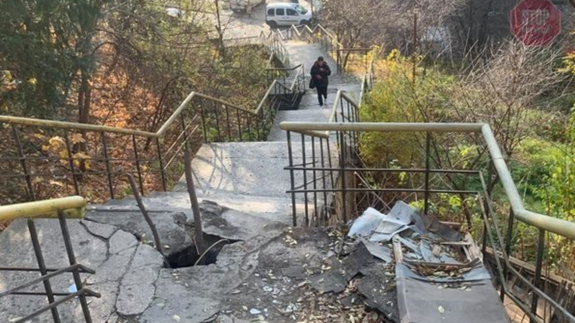 Активіст у Львові змусив облраду «прилаштувати» сходи біля обласної лікарні