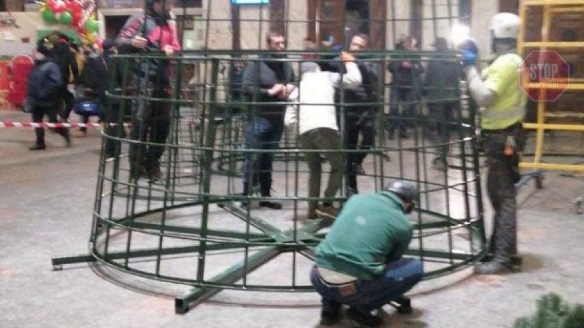 'Зрада отменяется': на столичном вокзале устанавливают 'потерянную' елку