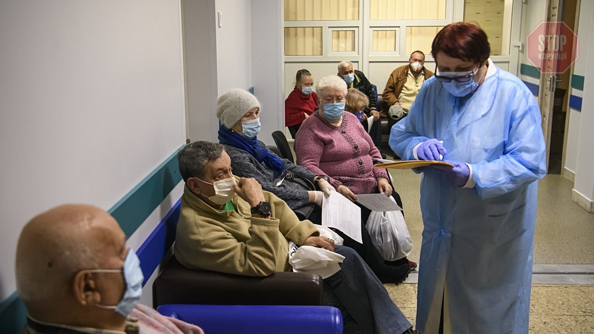 Украинцам в возрасте 60+ рекомендовали делать бустерную прививку от COVID-19