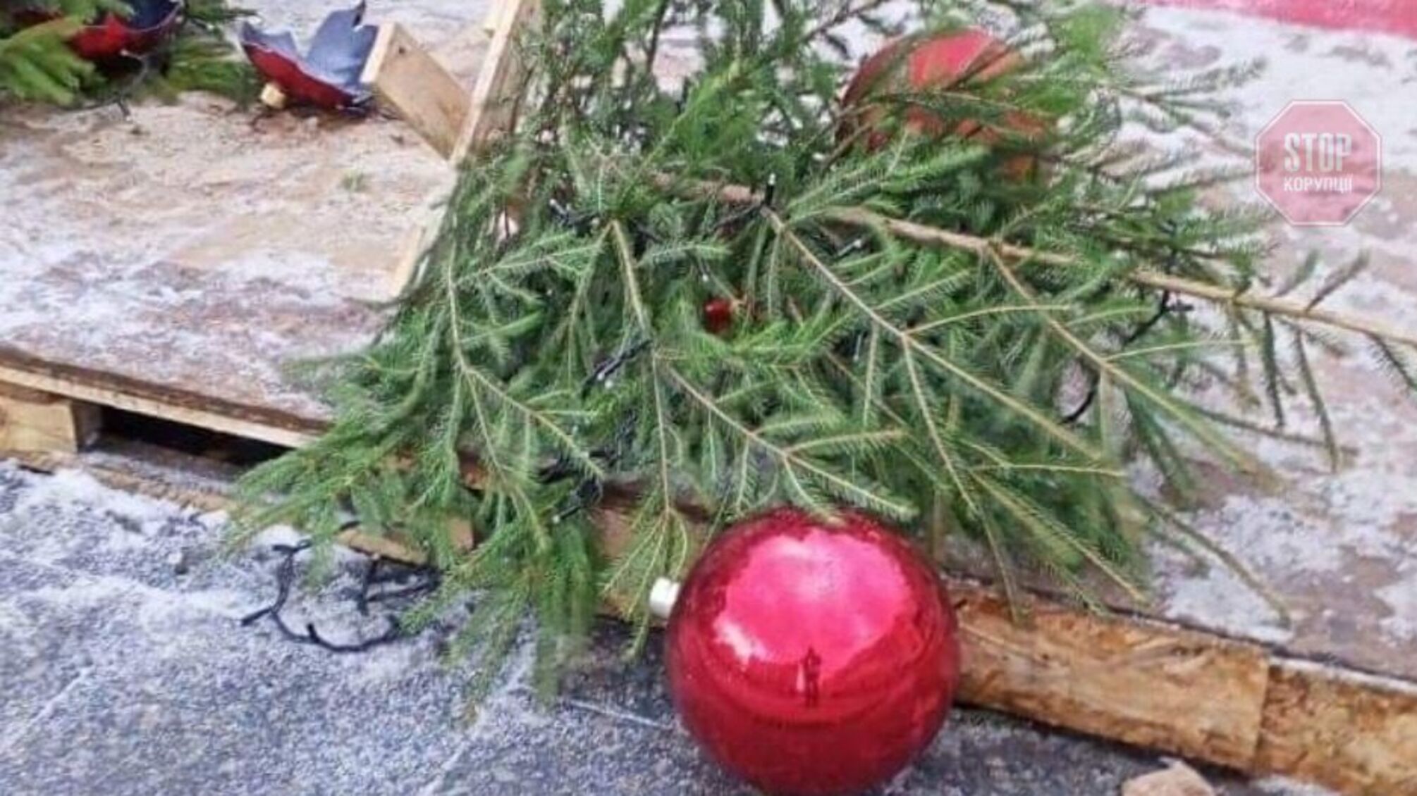У Житомирі люди масово руйнують новорічні декорації (відео)