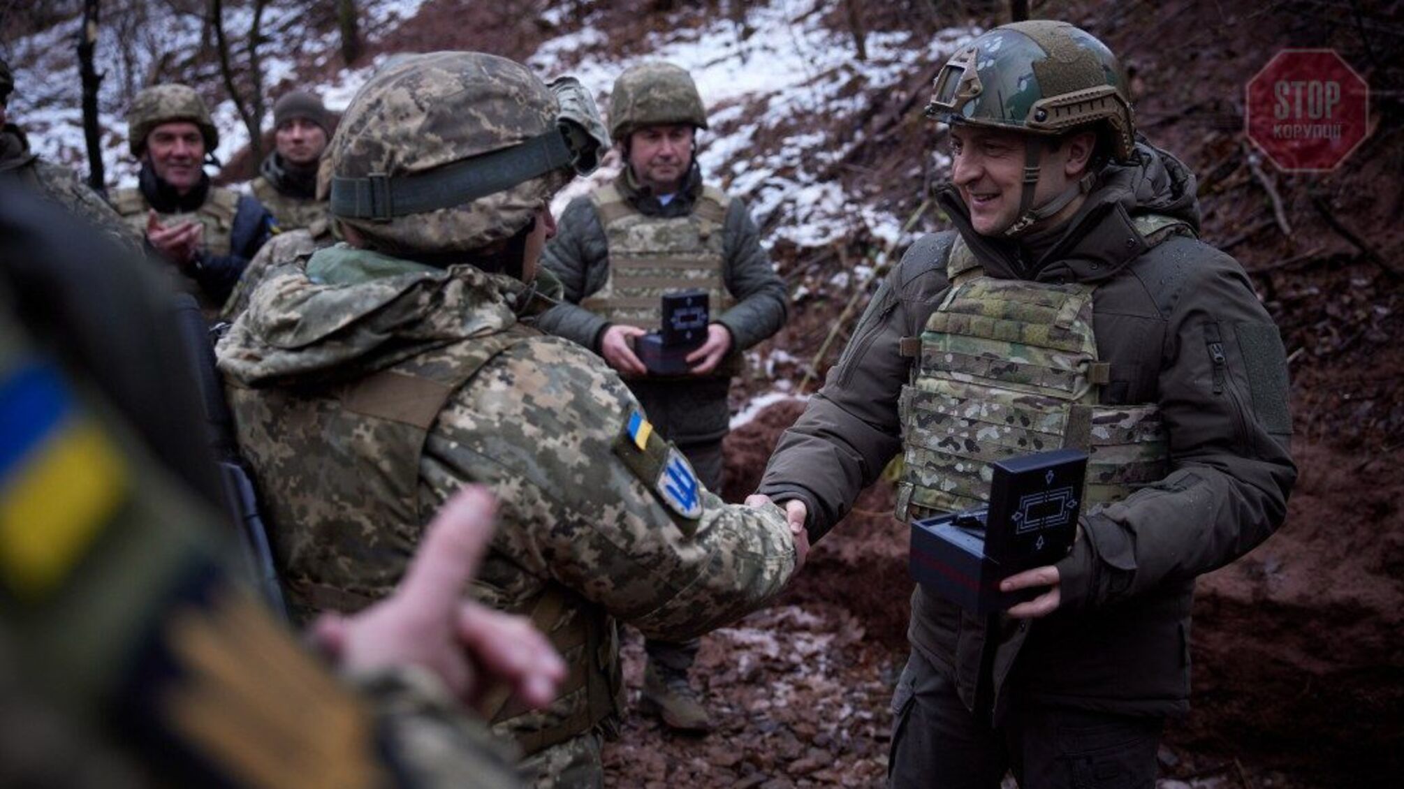 Зеленський приїхав на Донбас та привітав військових