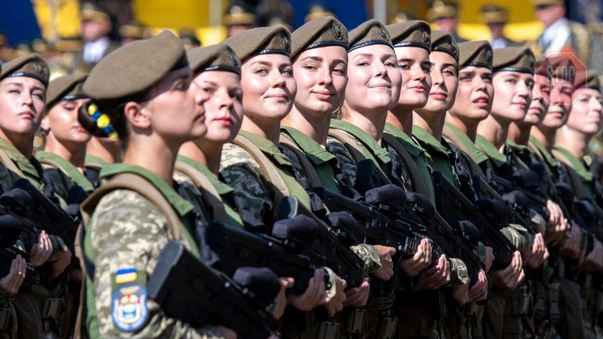 'Никто не будет забирать вас в армию': в Минобороны успокоили женщин