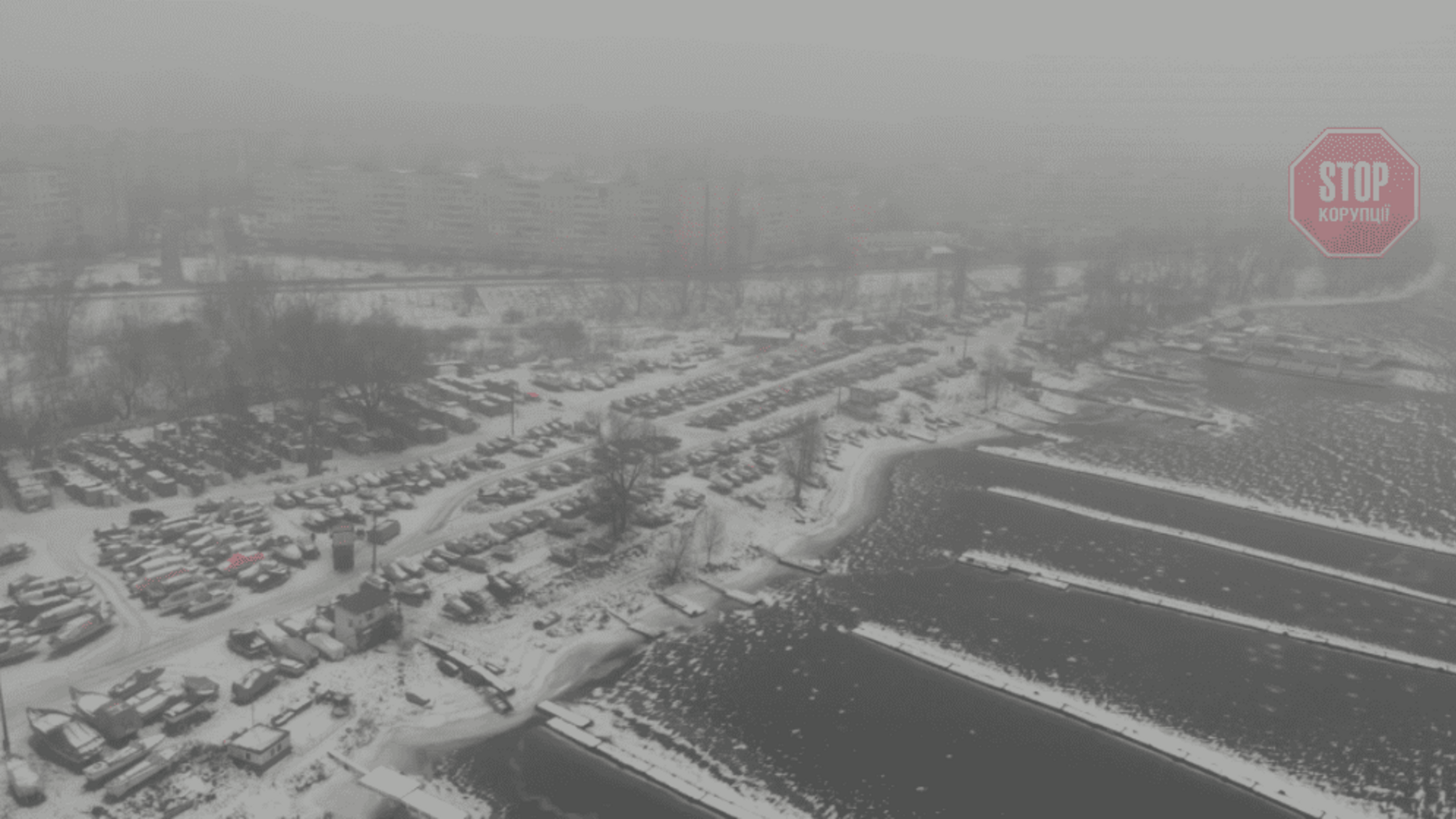 Тягніть човни кригою: власників малогабаритних суден хотіли терміново «викинути» зі столичної станції