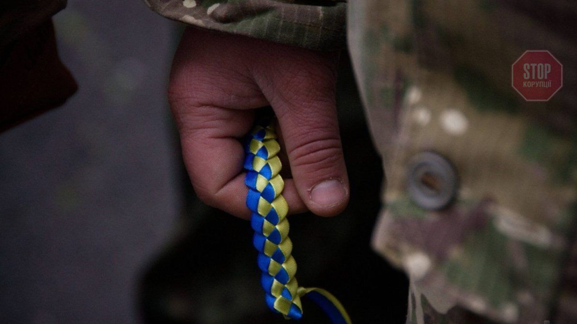 На Донбасі російські найманці важко поранили українського воїна