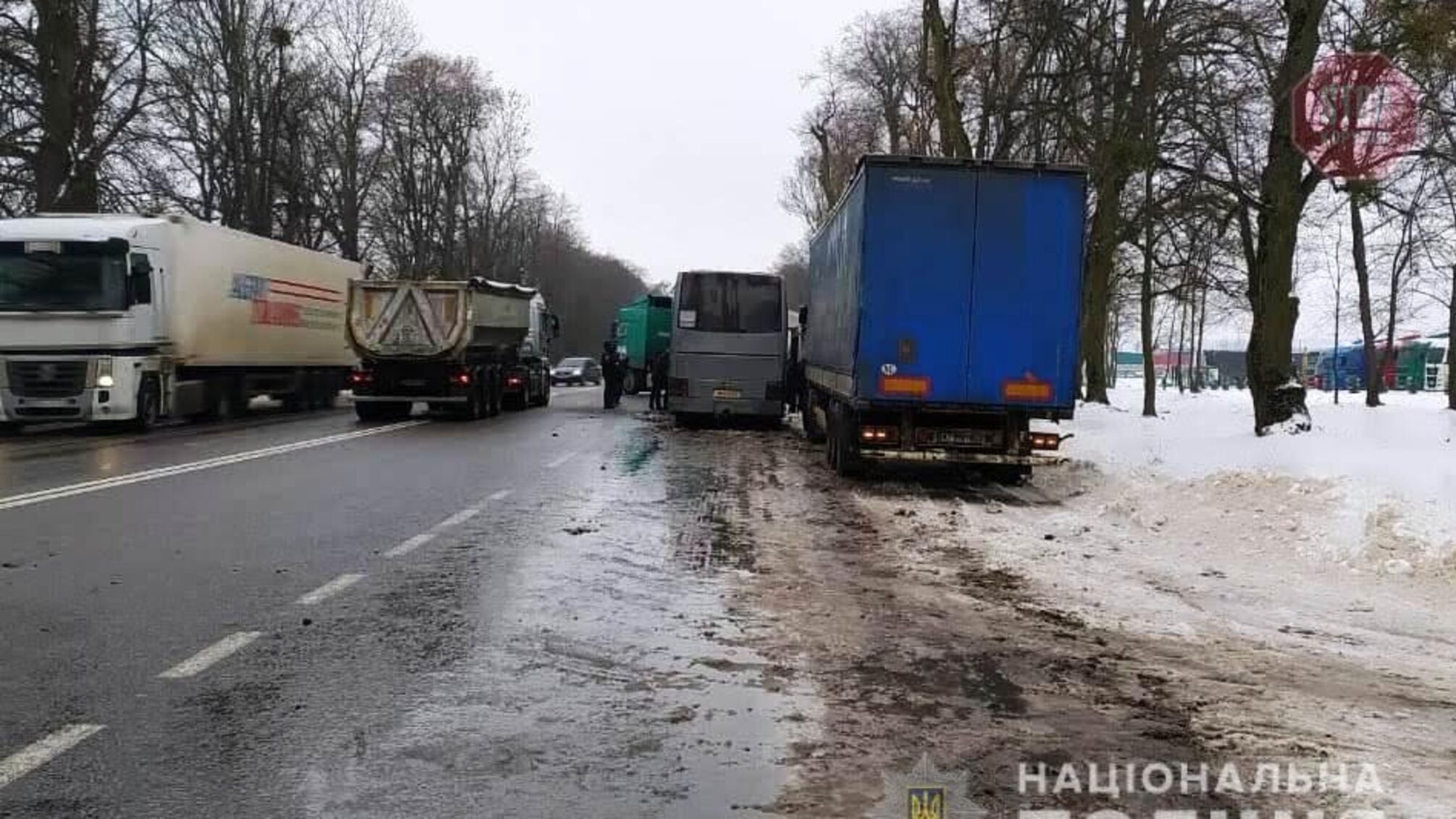 На Хмельниччині сталася масштабна ДТП з рейсовим автобусом (фото)