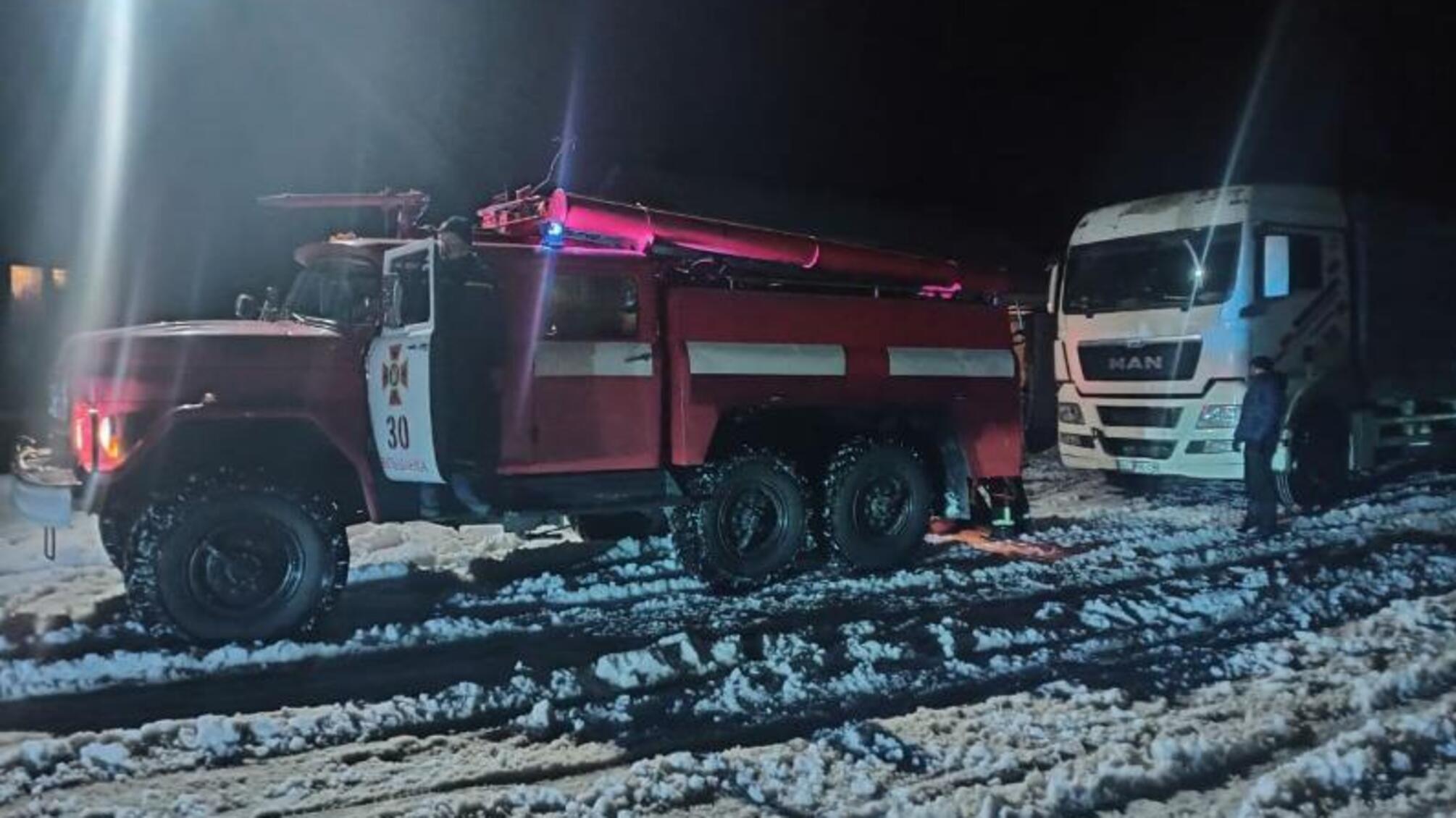 Рятувальники Кіровоградщини продовжують допомагати водіям автотранспорту долати складні ділянки доріг