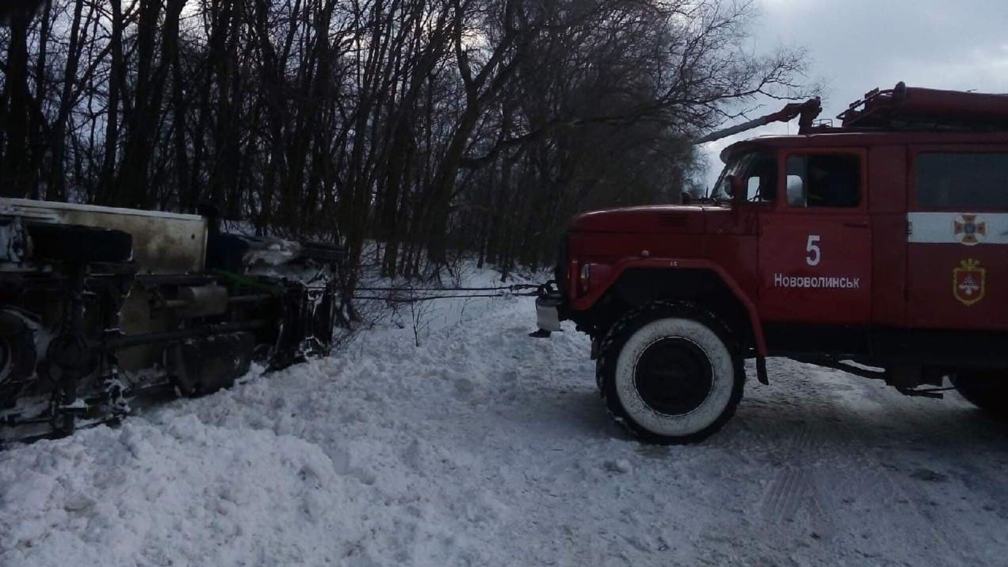 Волинська область: рятувальники відбуксирували з кювету автомобіль-рефрижератор