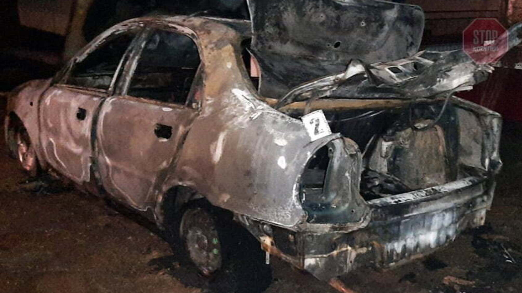 На Хмельниччині чоловік спалив автівку колишньої та погрожував їй сокирою (фото)