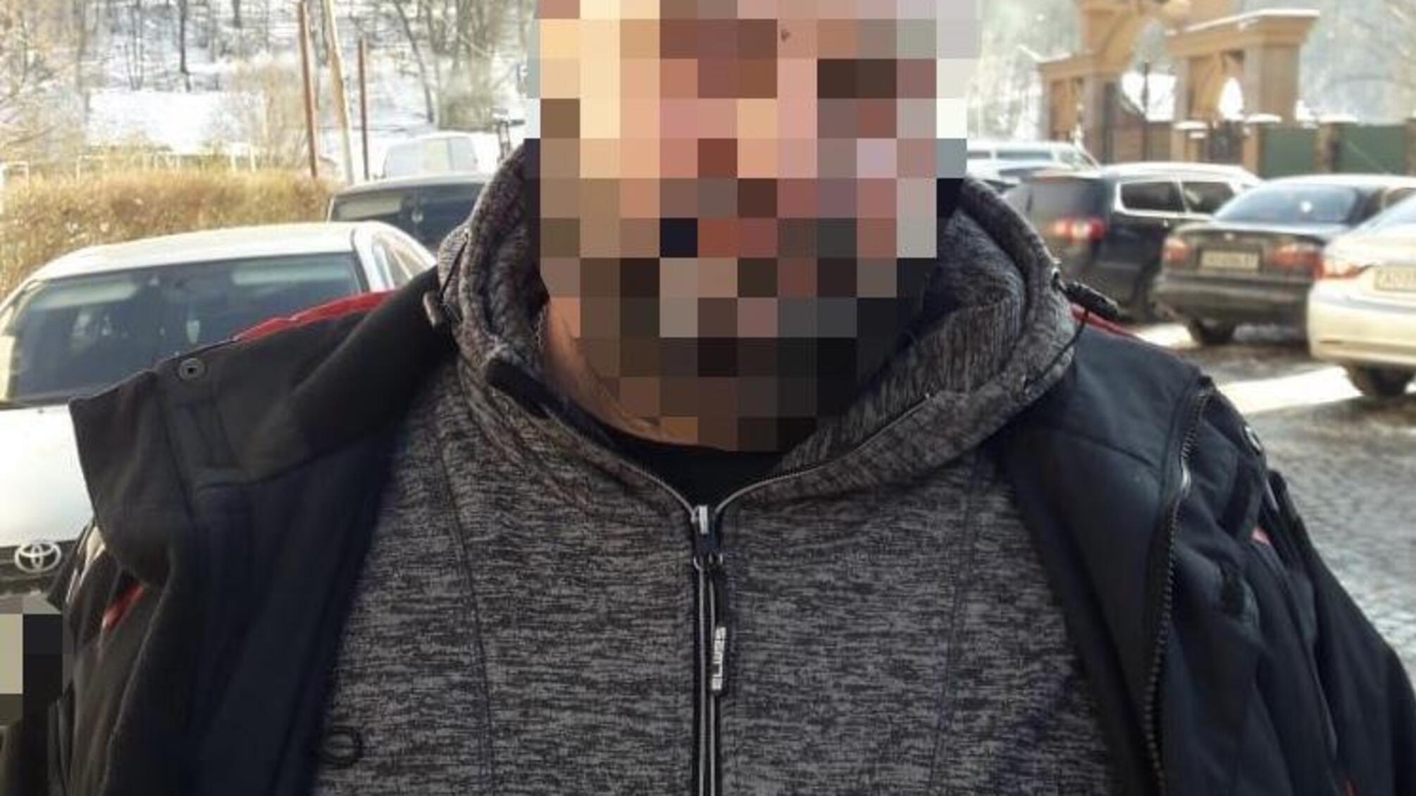 Поліцейські Закарпаття затримали чоловіка за вимагання 10 тисяч доларів