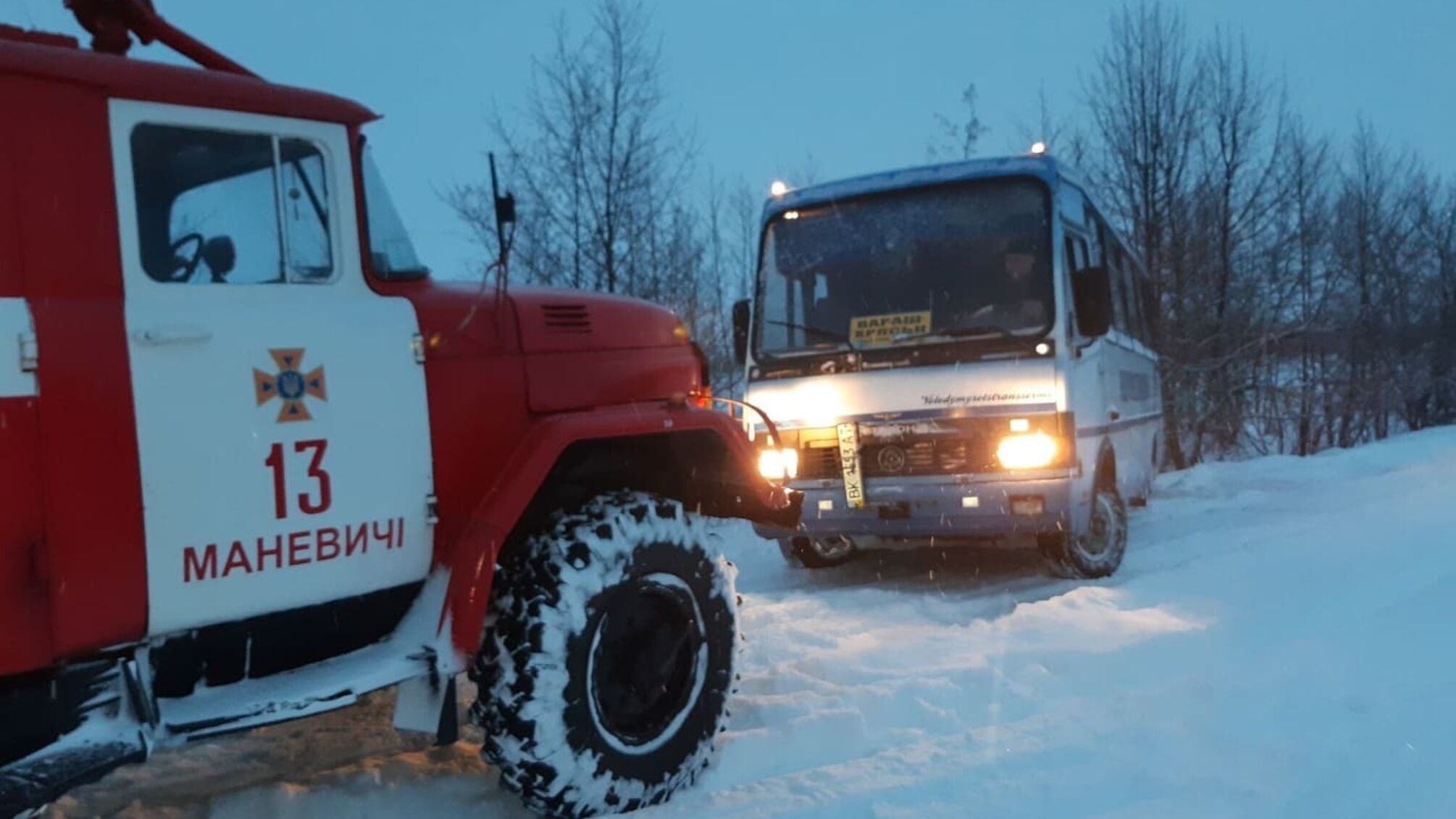 Волинська область: рятувальники відбуксирували зі снігових заметів 2 рейсові автобуси та позашляховик