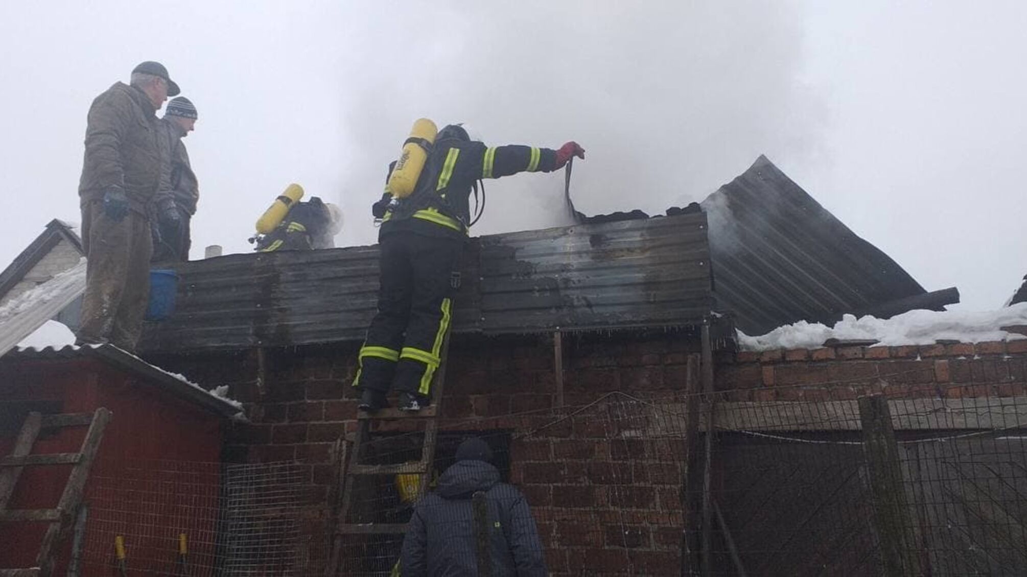 Волинська область: рятувальники ліквідували пожежу господарської споруди та запобігли поширенню вогню на розташовані поруч будівлі