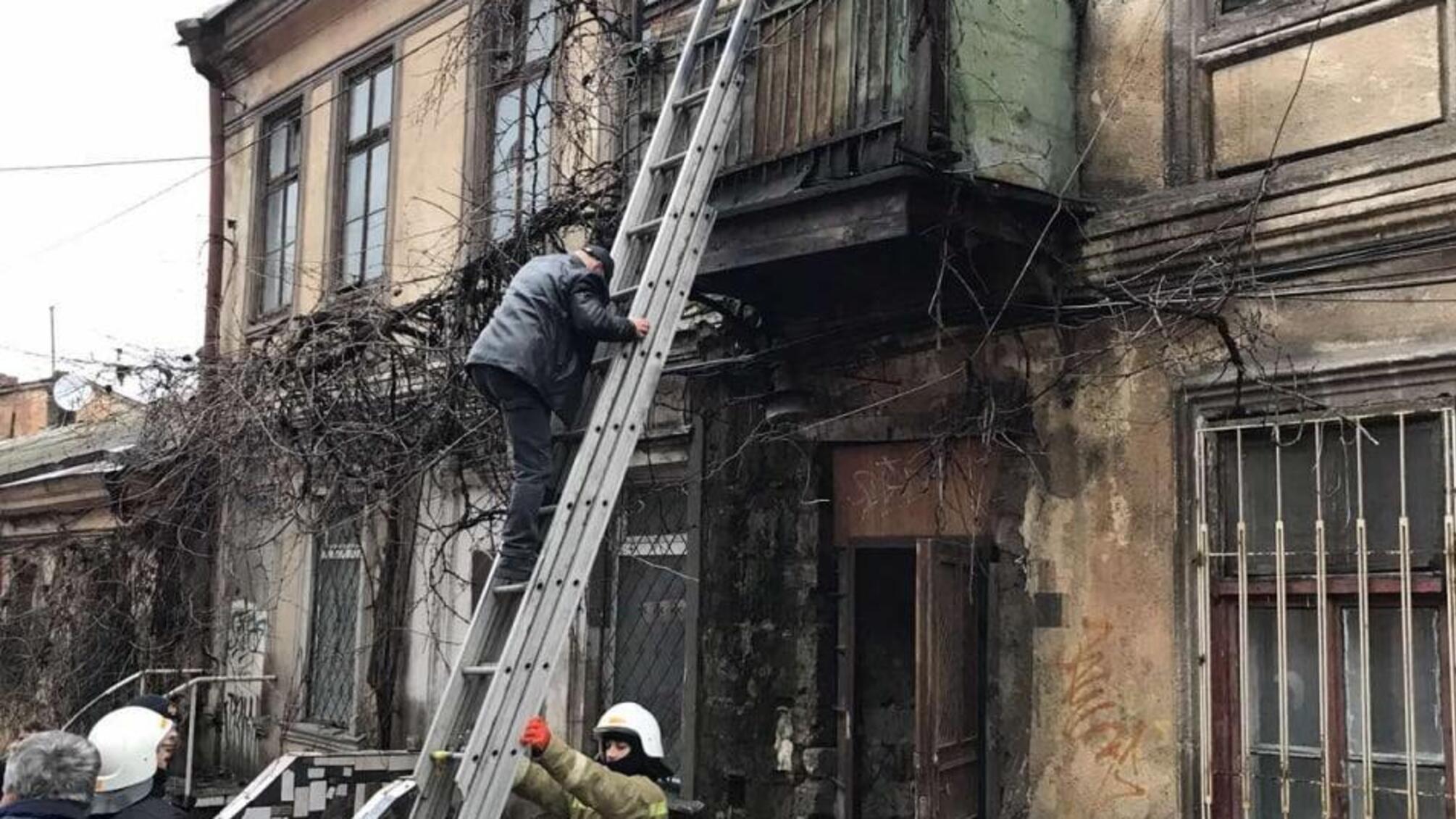 Одеська область: рятувальники ліквідовують наслідки обрушення у двоповерховому житловому будинку