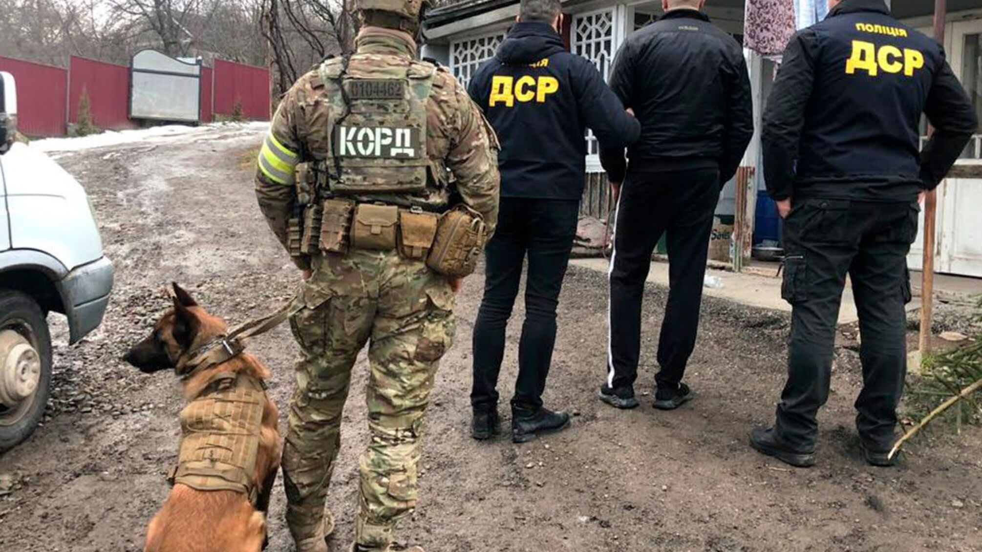 Буковинські правоохоронці припинили діяльність злочинної групи, яка збувала в регіоні наркотики й зброю