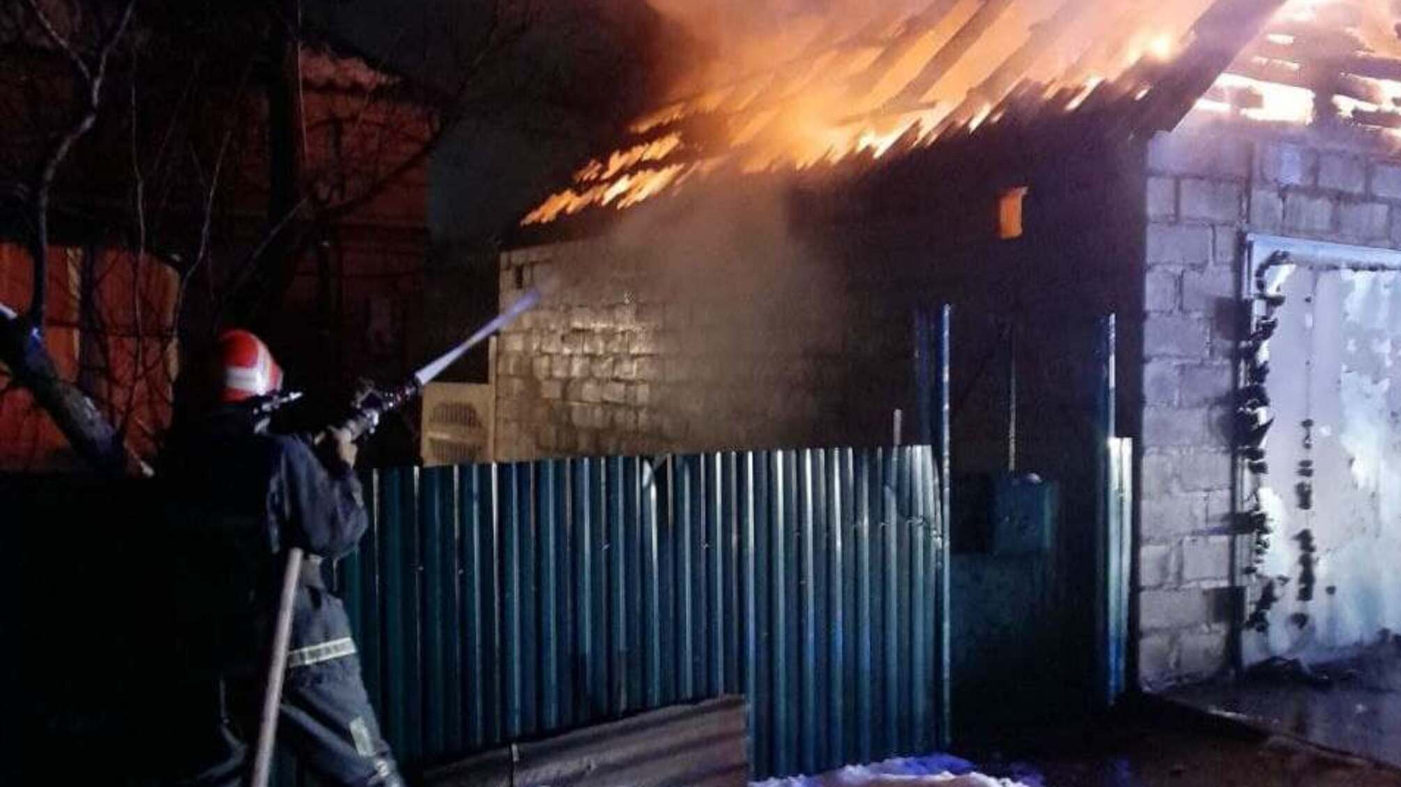 У Кіровоградській області рятувальники ліквідували пожежу у житловому секторі