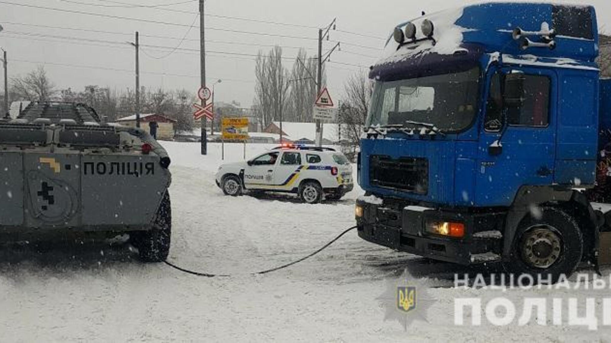 Київські поліцейські допомагають водіям долати наслідки негоди на дорозі