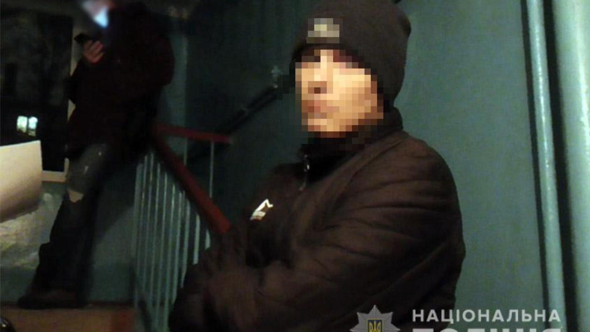 У Хмельницькому поліцейські оперативно затримали зловмисника, який пограбував 9-річну дівчинку