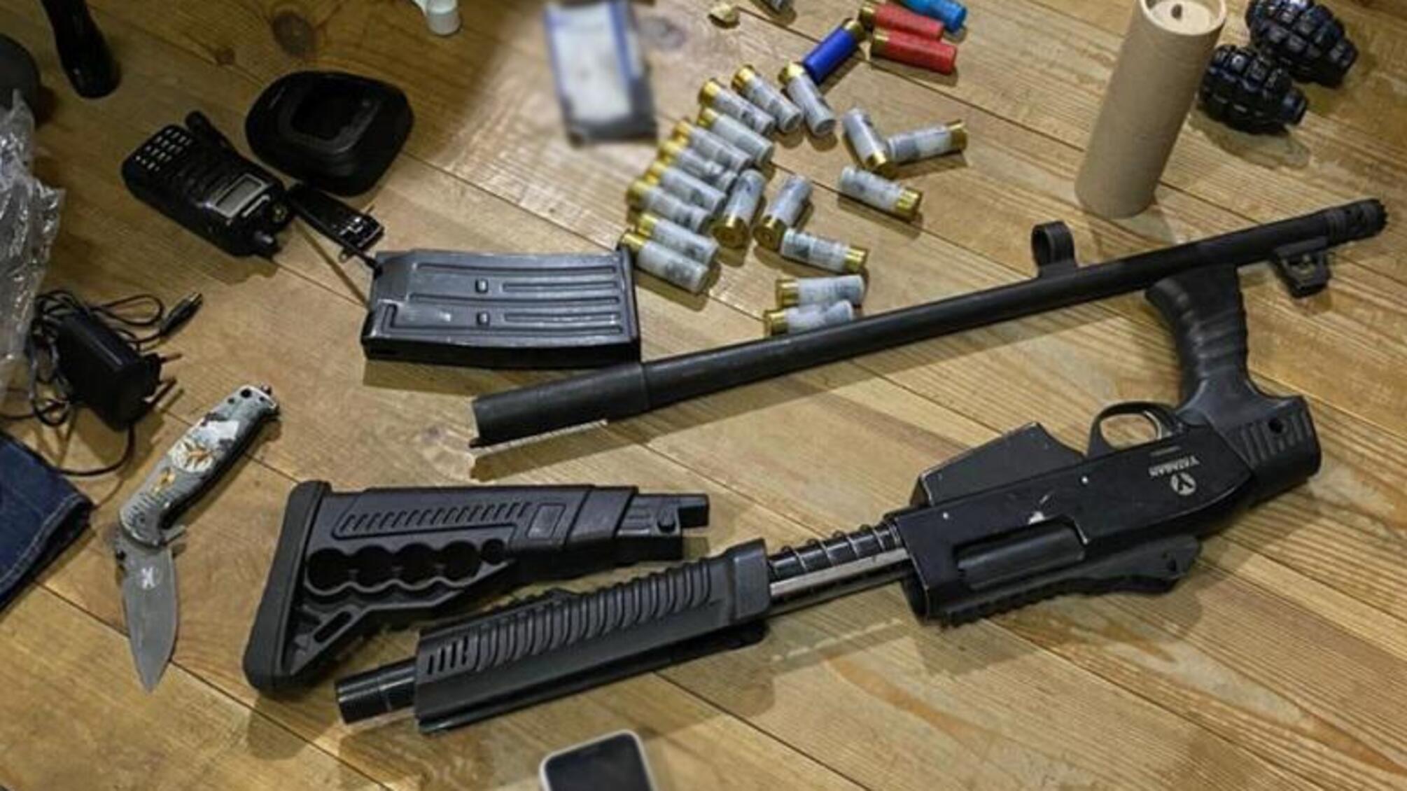 «Під час обшуку у приміщенні на Тверському тупику поліцейські вилучили кілька одиниць зброї та гранати», – Андрій Крищенко