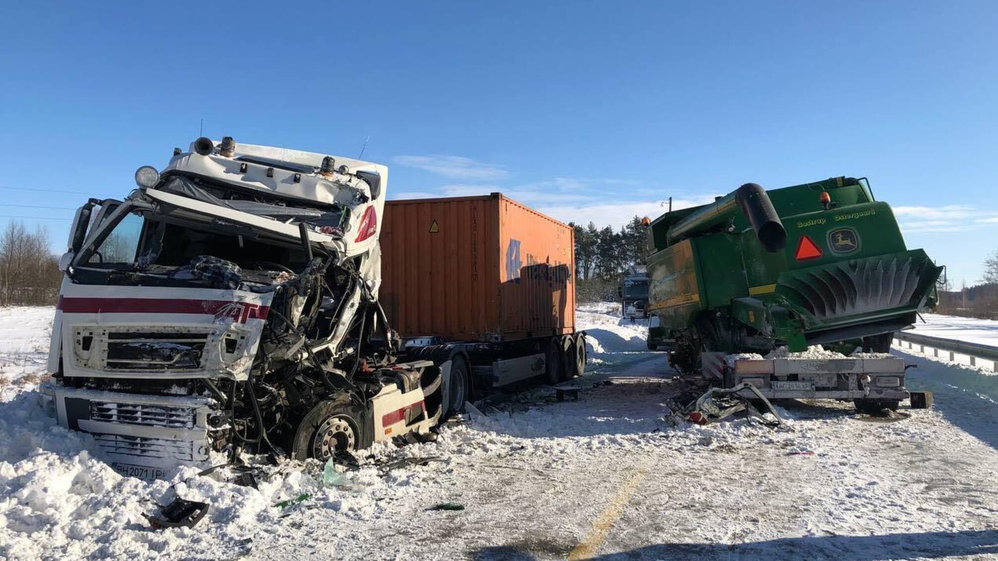Житомирська область: рятувальники деблокували травмованого водія із понівеченої вантажівки