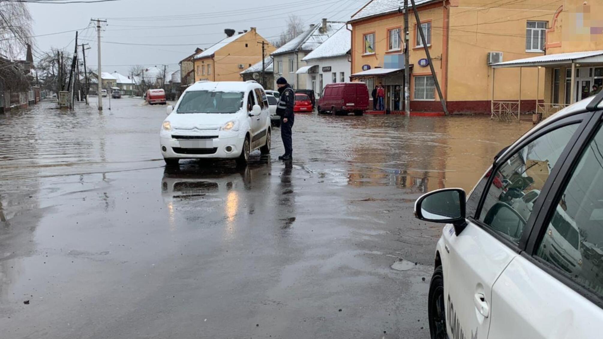 На Закарпатті поліцейські посилили патрулювання через можливі підтоплення в області