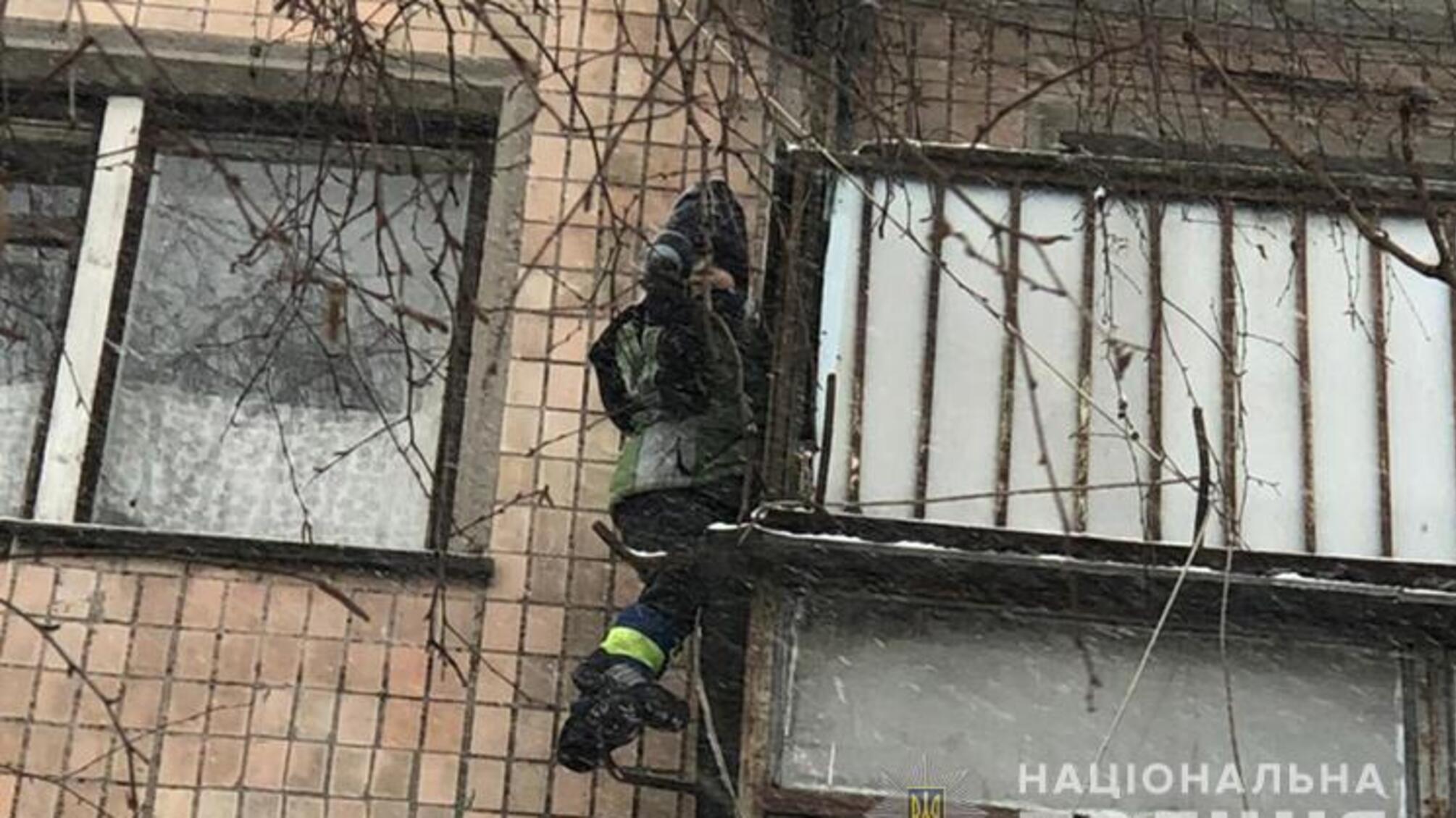 Патрульні Тернополя врятували дитину від падіння з 12-метрової висоти