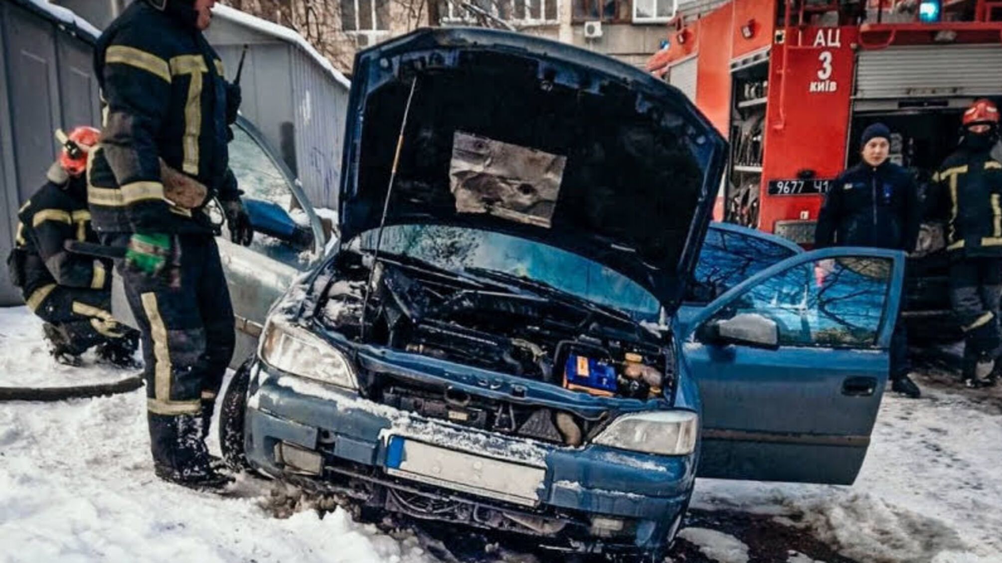 м.Київ: Столичні вогнеборці двічі виїжджали на виклики щодо палаючих автомобілів