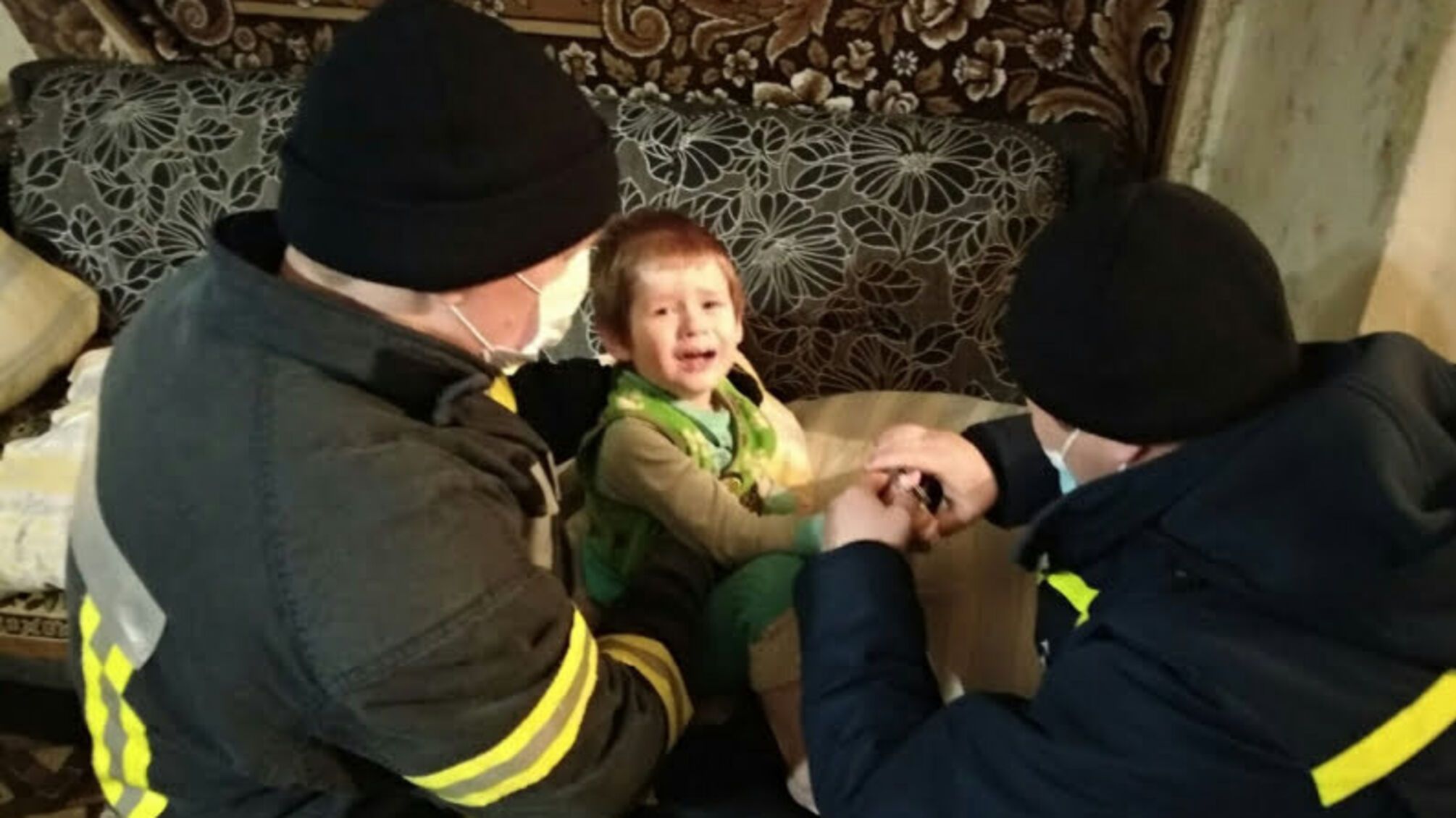 Донеччина: рятувальники визволили палець дитини з іграшки