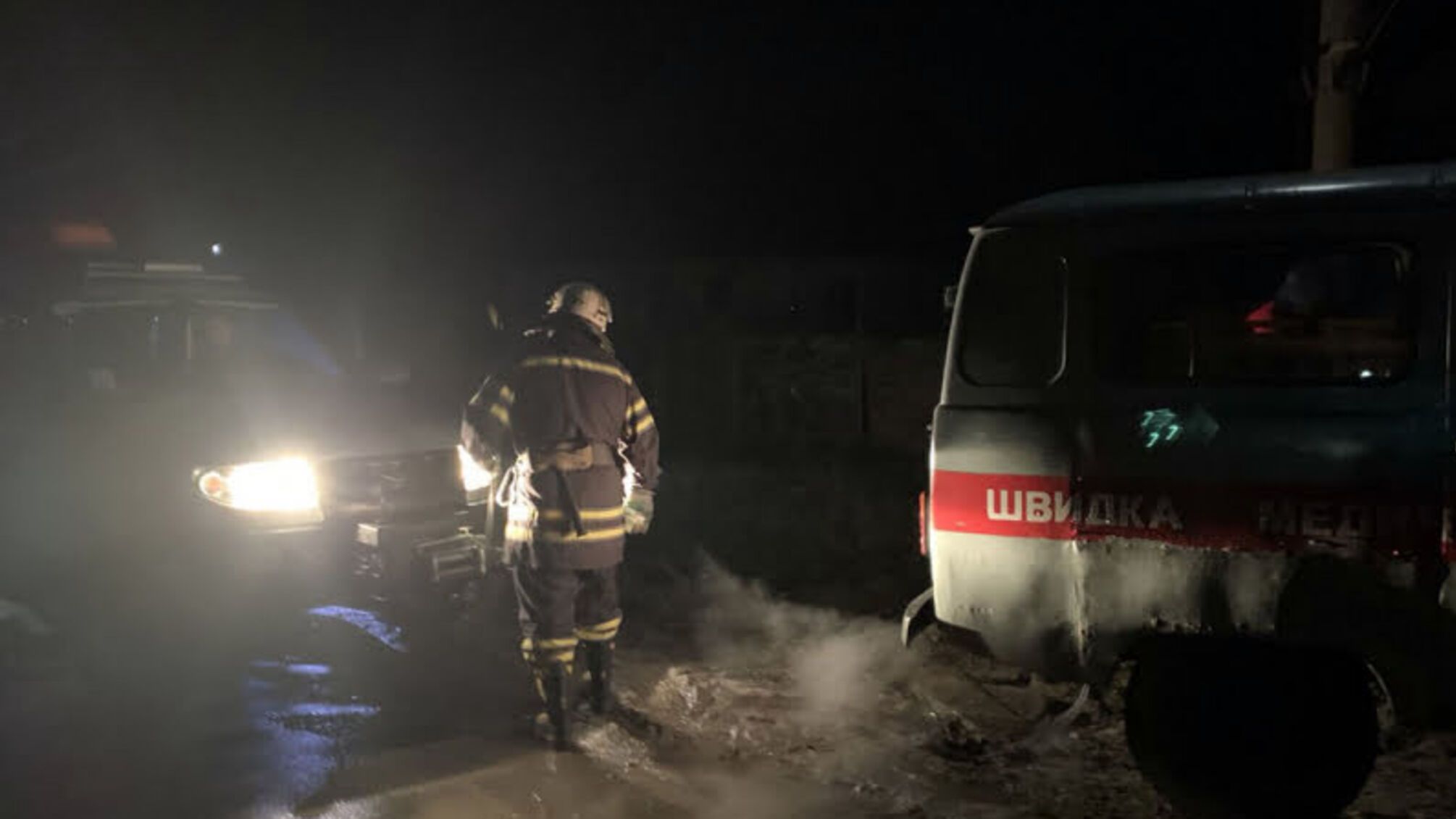 Хмельницька область: бійці ДСНС витягнули з болота карету швидкої