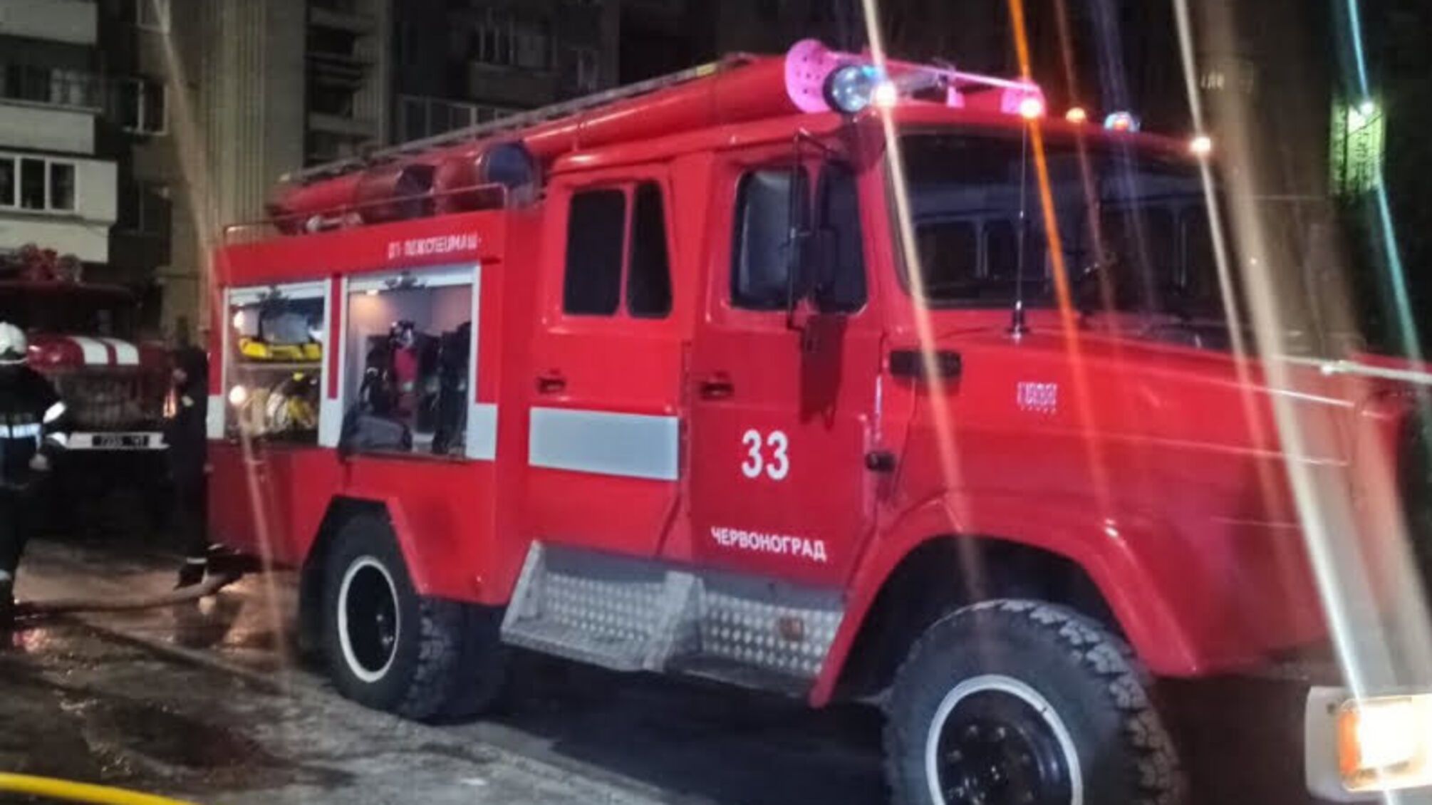 Львівська область: на пожежі в багатоповерхівці вогнеборці врятували жінку та вивели на свіже повітря чоловіка