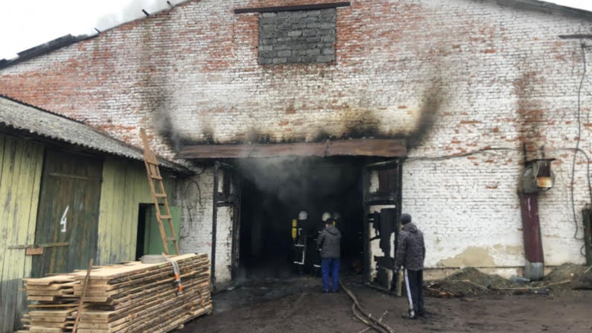 Івано-Франківська область: Рятувальники ліквідували пожежу дров в приміщенні котельні столярного цеху