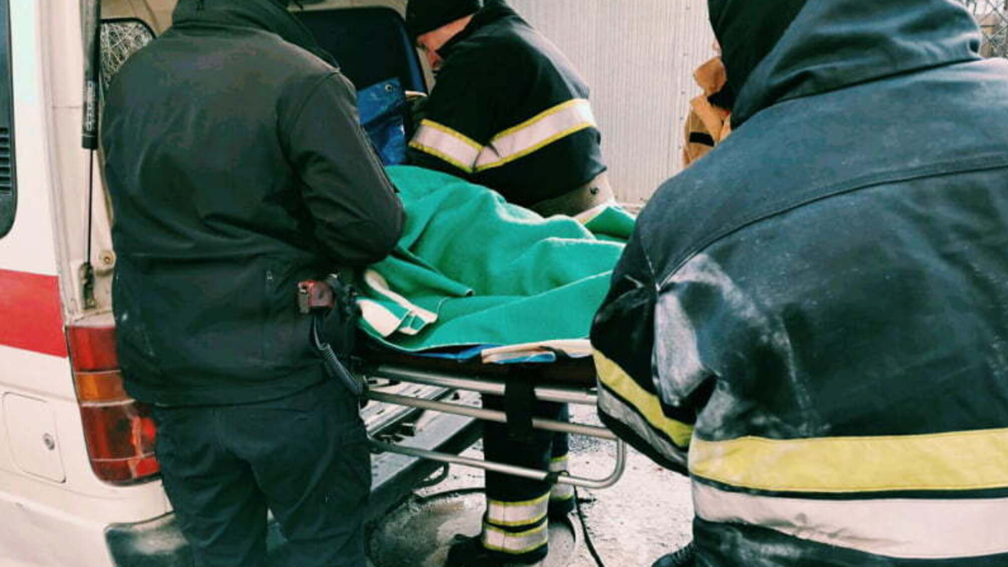 Хмельницька область: у Кам`янці-Подільському рятувальники допомогли відчинити двері квартири, в якій знаходилась хвора жінка