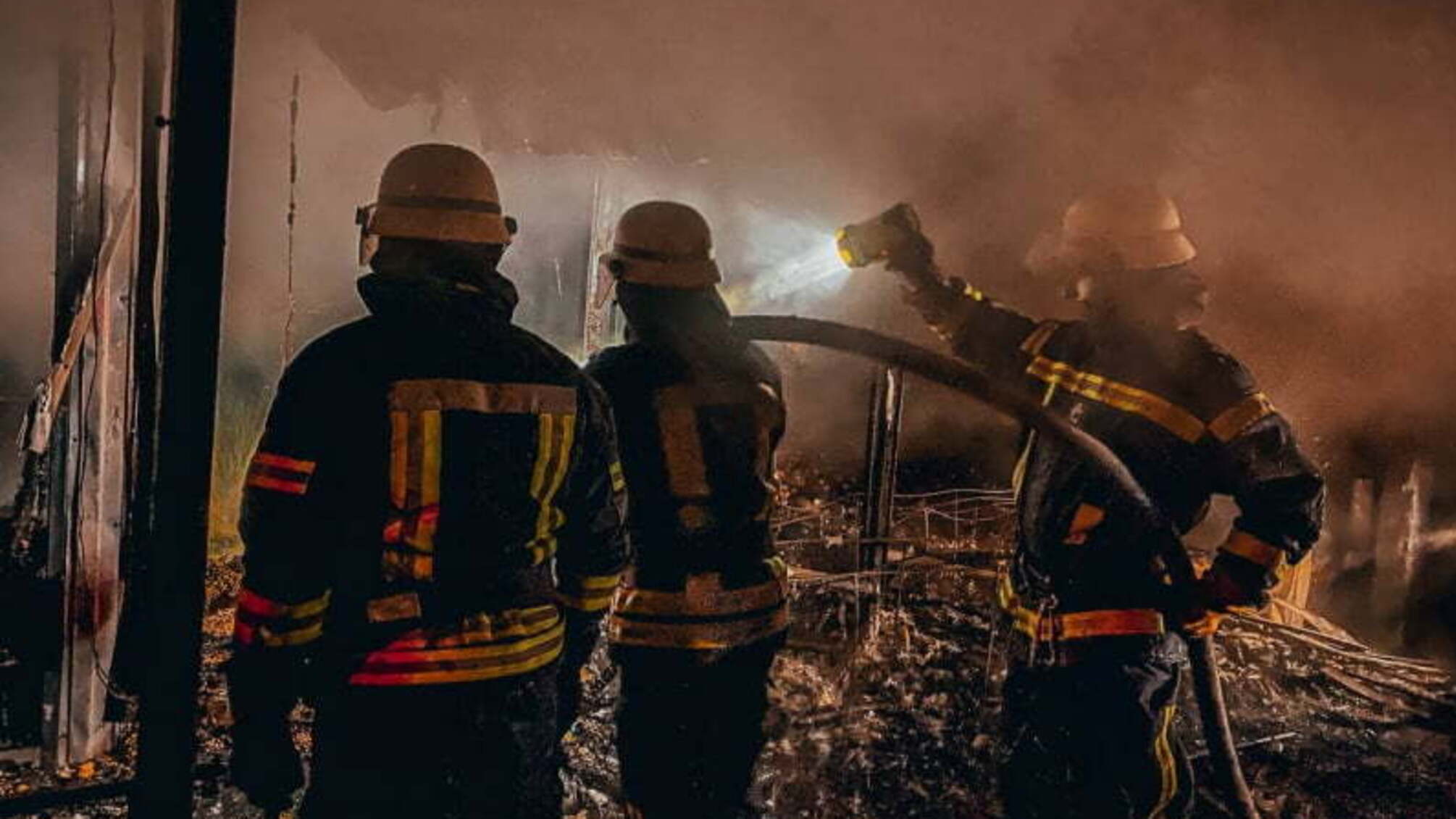 м. Київ: вогнеборці ліквідували займання на території ринку