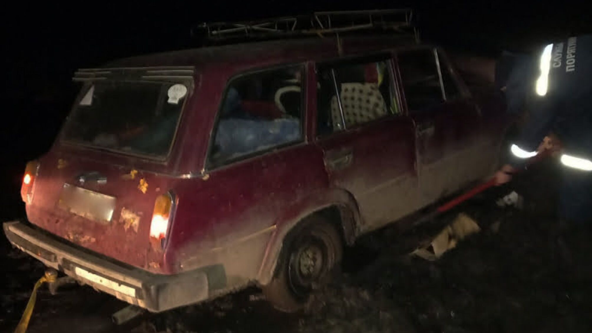 Миколаївська область: рятувальники витягли легковий автомобіль з багнюки