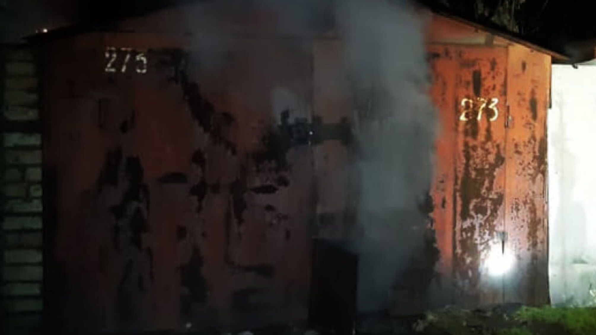 Миколаївська область: вогнеборці загасили пожежу в автогаражному кооперативі