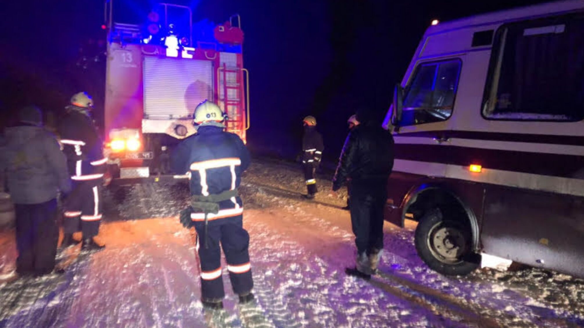 Івано-Франківська область: рятувальники надали допомогу в буксируванні автобуса з пасажирами