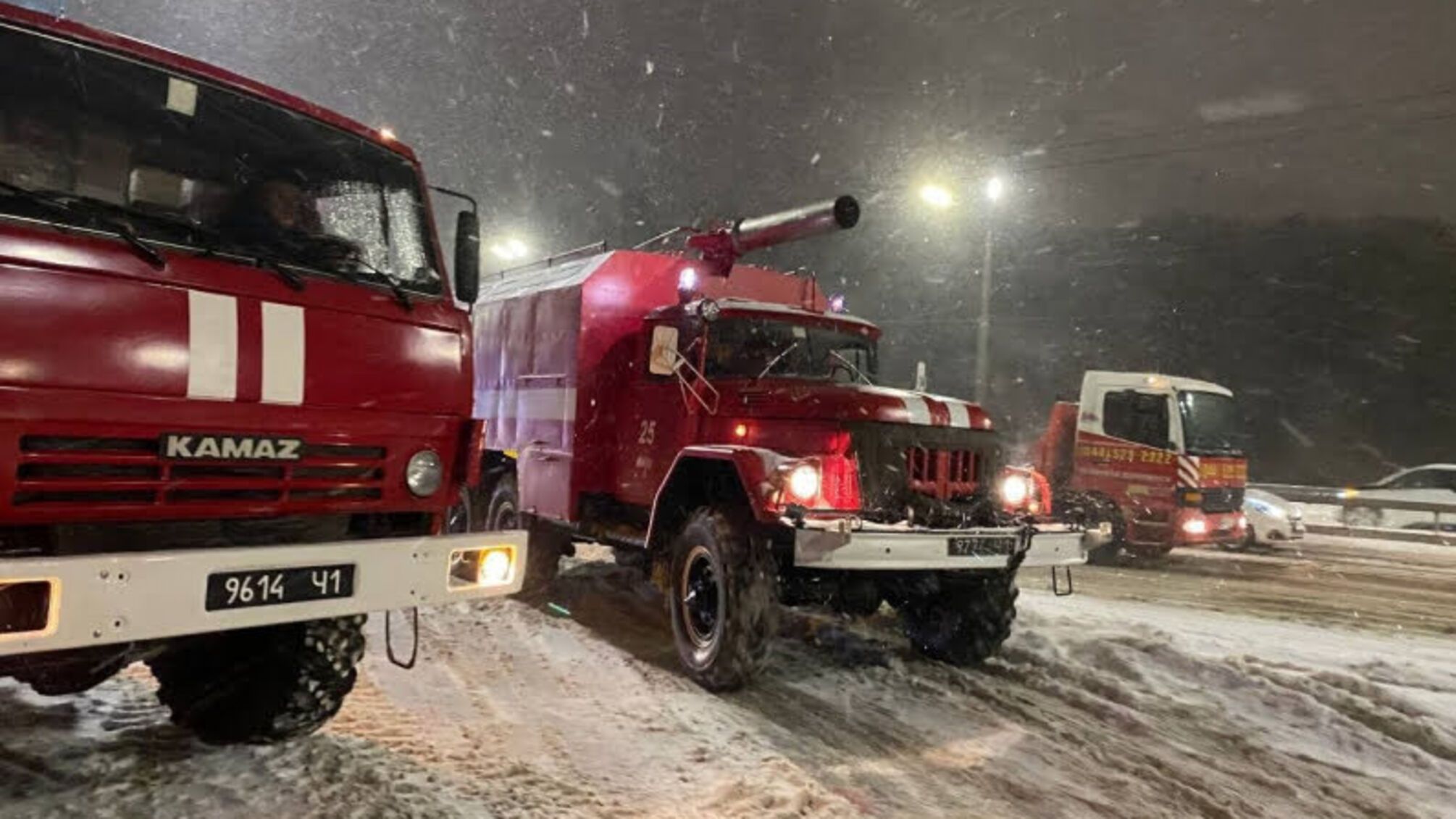 Рятувальники допомагають громадянам, що стали заручниками ускладнень погодних умов