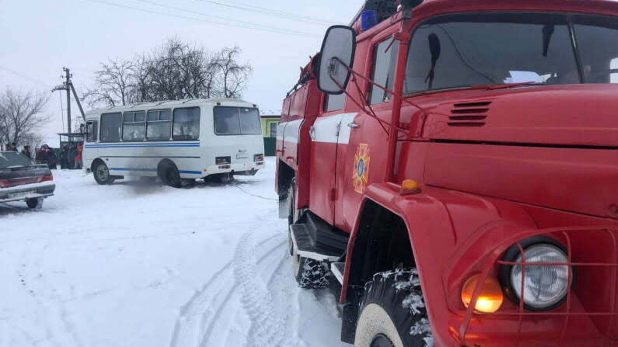 Волинська область: рятувальники відбуксирували із снігового замету шкільний автобус із дітьми