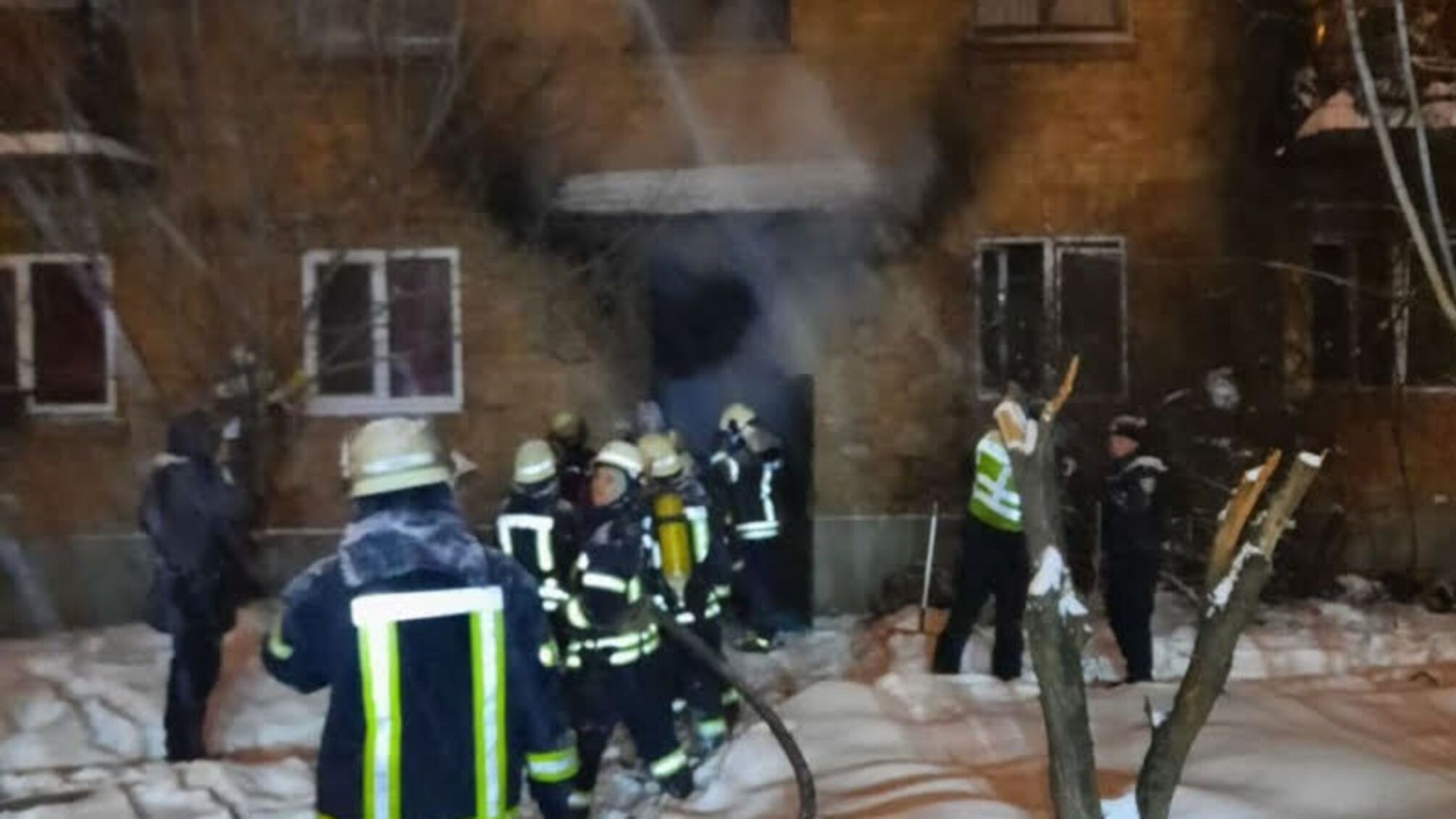м.Київ: рятувальники ліквідували пожежу у 2-поверховому житловому будинку