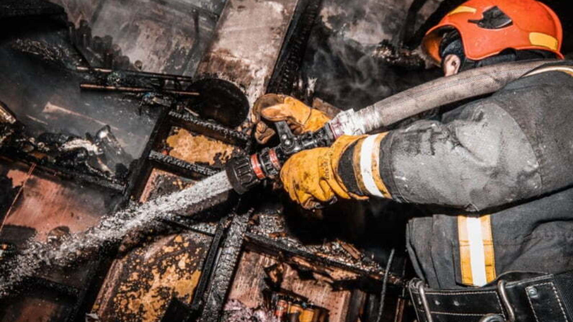 м.Київ: рятувальникики ліквідували пожежу у трьохповерховій будівлі