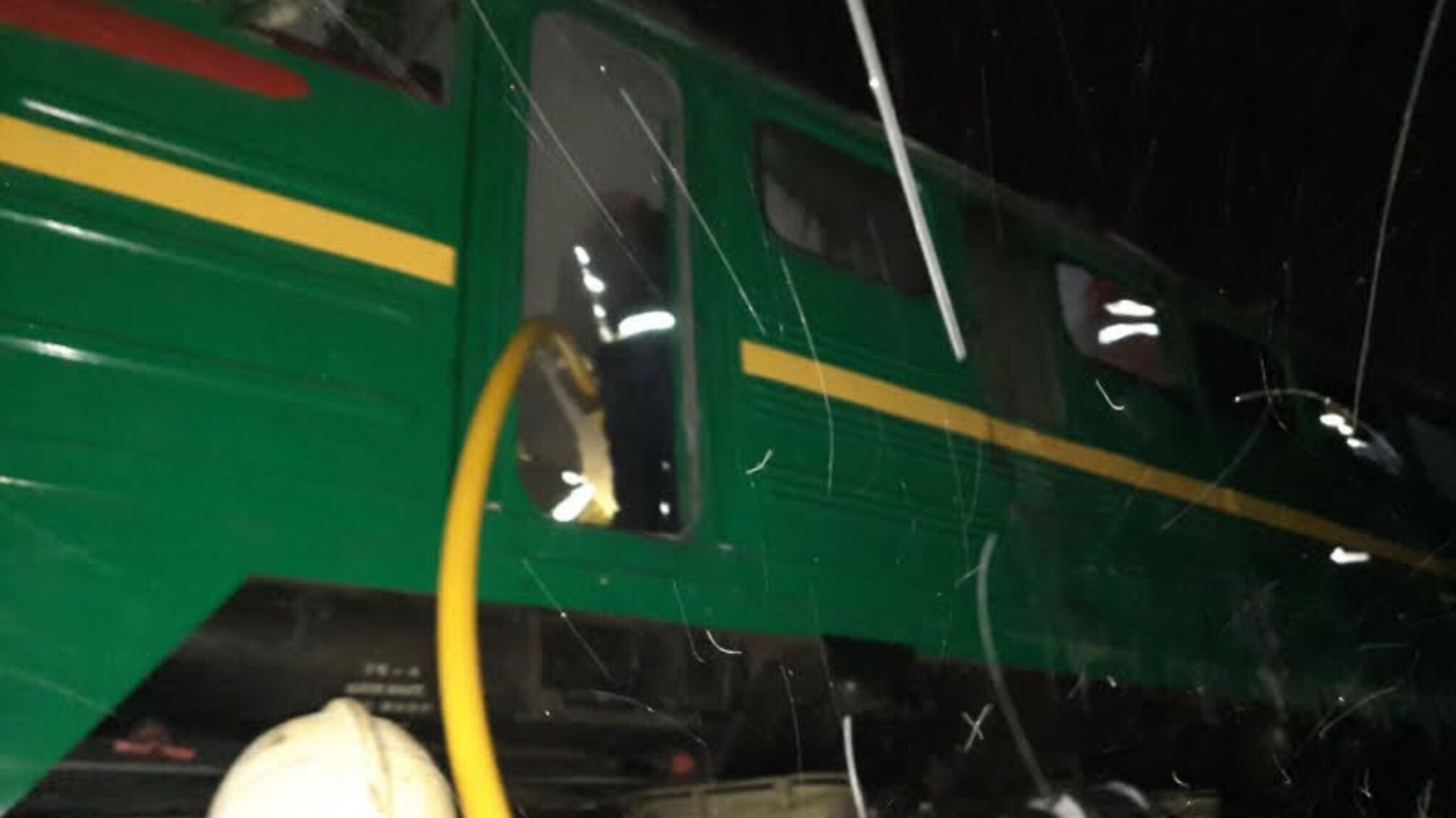 Житомирська область: рятувальники надали допомогу у гасінні локомотиву пасажирського потягу
