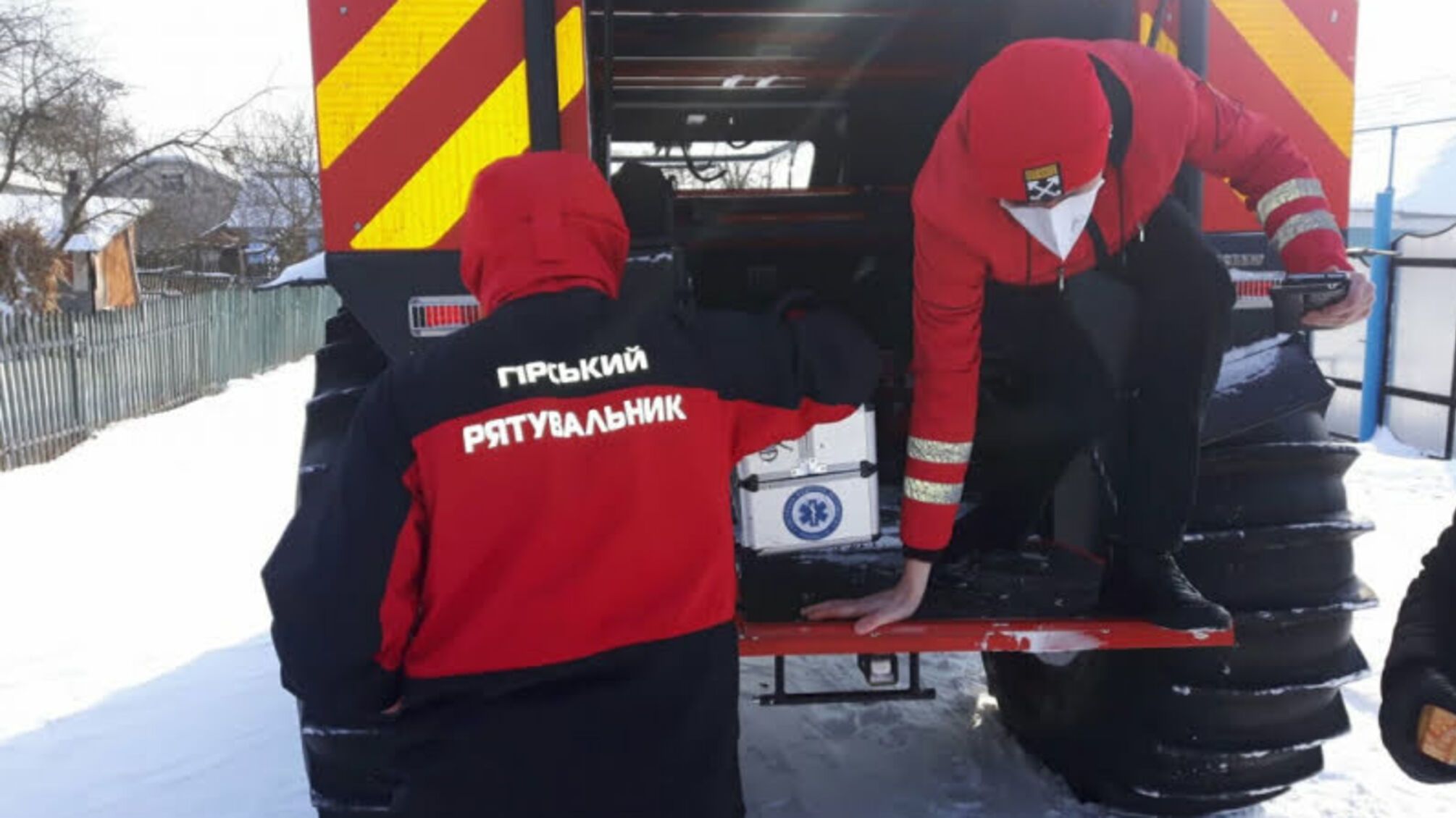 Прикарпатські рятувальники на снігоболотоході 'Богун' допомогли медикам дістатися на виклик до хворого