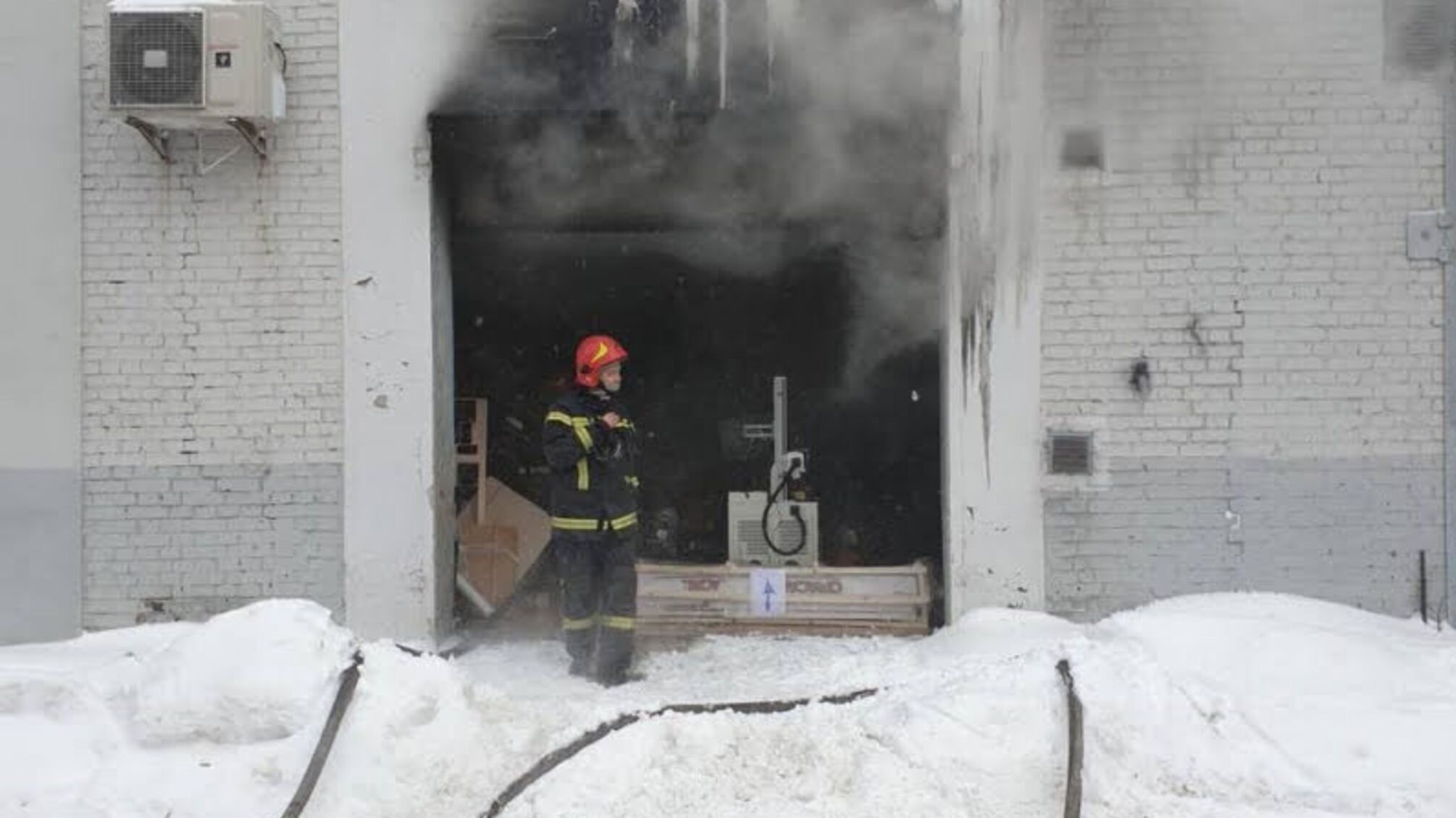 м.Київ: вогнеборці ліквідували пожежу в складській будівлі