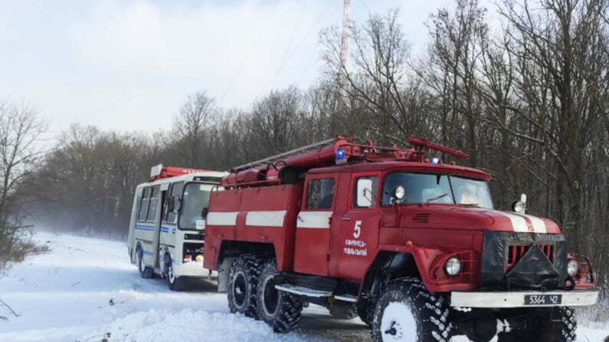 Хмельницька область: рятувальники буксирували із замету автобус з людьми та витягли з кювету легковика