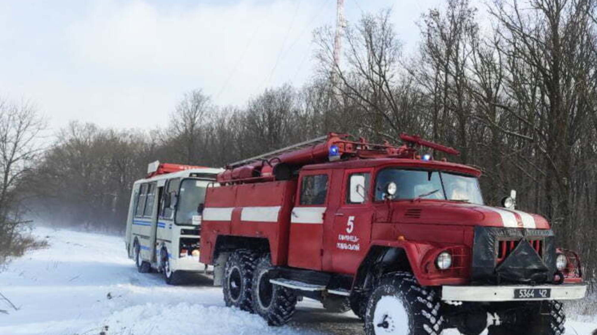 Хмельницька область: рятувальники буксирували із замету автобус з людьми та витягли з кювету легковика
