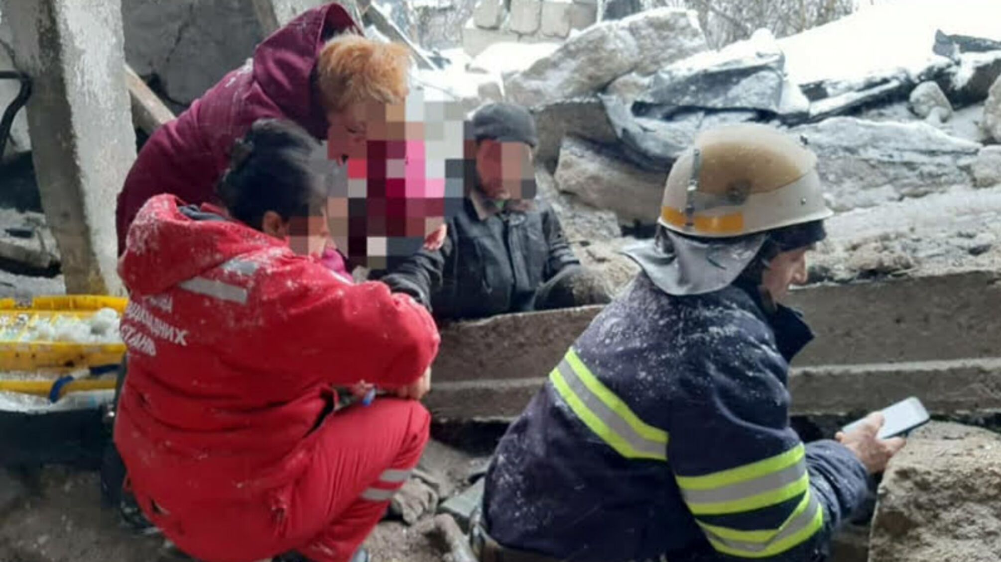 Рятувальники Дніпропетровщини вивільнили чоловіка з-під уламків залізобетонної плити